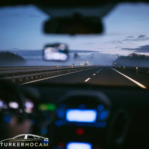Sürüş sırasında açık yol ve araç kokpiti